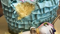 Biasanya si unicorn tidur sambil bersandar ke kue.  Tapi yang ini beda.  Unicornnya tidur di samping kuenya. Foto: Istimewa