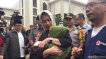 Potret Airin Tenangkan keluarga Korban Bus Maut Tanjakan Emen