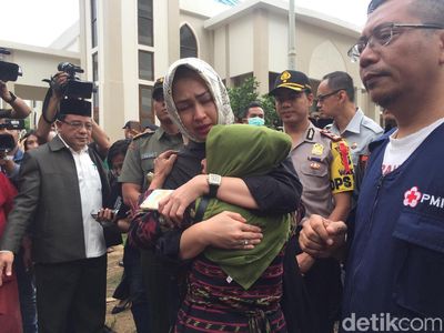 Potret Airin Tenangkan keluarga Korban Bus Maut Tanjakan Emen