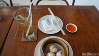 Kalau mau coba yang sedikit ‘fancy’, Pantjoran Tea House bisa jadi jawabannya. Kuliner khas China otentik bisa ditemukan di sini, seperti dim sum dan teh oolong (Shinta/detikTravel)