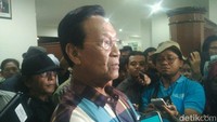 Mengapa ada kekerasan yang dilakukan seseorang tanpa berperikemanusiaan. Jelas itu bukan karakter kita. Saya sangat sedih dan menyesali mengapa itu harus terjadi. Ini peristiwa yang tidak boleh terjadi lagi, pungkas dia.  (Foto: Usman Hadi/detikcom)