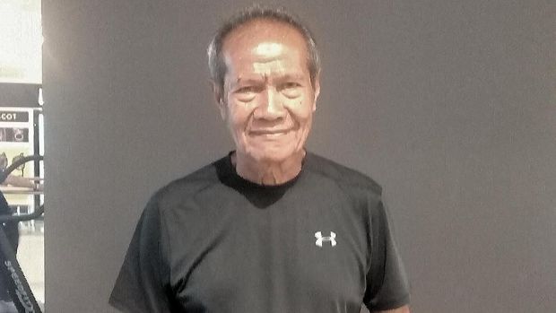 Paulus Pesurnay tetap bugar di usia 77 tahun