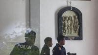 Seorang pria bernama Suliyono menyerang jemaat dan Romo Prier, lalu menyerang polisi yang hendak meringkusnya. Pelaku kemudian ditembak polisi (Foto: ANTARA FOTO/Andreas Fitri Atmoko)
