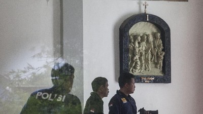 Foto: Olah TKP di Gereja Lidwina Sleman yang Diserang