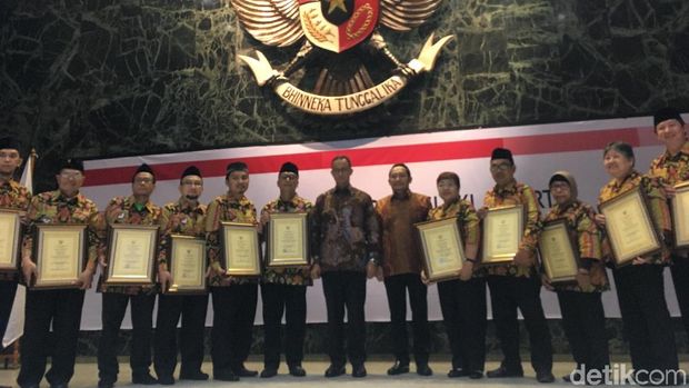 Para relawna pendonor darah berfoto bersama Anies Baswedan