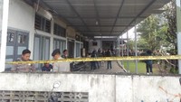 Pagi tadi, garis polisi dipasang tepat di pintu masuk ruang utama gereja dan lobi. Namun saat ini, pemasangan garis polisi diperluas mengitari pagar gereja bagian luar.  (Foto: Ristu Hanafi/detikcom)