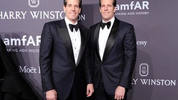 4. Cameron dan Tyler Winklevoss: Duo kembar ini secara konsisten menahan Bitcoin yang mereka beli sejak 2012. Hasilnya? aset cryptocurrency senilai USD 900 juta (Rp 12,2 triliun) hingga USD 1,1 miliar (Rp 14,9 triliun). Foto: Getty Images