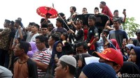 Warga melihat prosesi pemakaman korban kecelakaan maut.