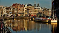 Amsterdam, Belanda. Negara ini memiliki 2.63% miliarder. Amsterdam merupakan kota terbesar di Belanda. Meski tidak terlihat seperti kota metropolitan global. Amsterdam merupakan rumah bursa saham tertua di dunia, tapi juga banyak perusahaan modern besar seperti Phillips, Heineken International atau ING Group. (Istimewa).