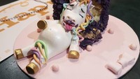 Duh,  saking kekenyangannya fondant bentuk unicorn ini tidurnya sampe melet sambil senderan ke kue.  Gemesin banget,  sih! Foto: Istimewa