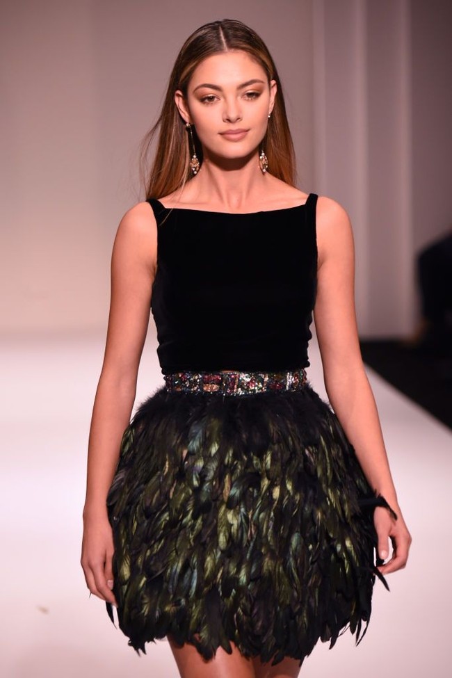 Wanita asal Afrika Selatan ini juga tampil tak kalah cantik dengan makeup bernuansa nude dan rambut yang ditata lurus. Ia mengenakan mini dress dengan aksen bulu-bulu nan atraktif. Foto: Getty Images