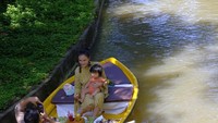 Sarapan di sungai, keluarga itu terlihat sangat menikmatinya. Duh, jangan mau coba sarapan di atas perahu kecil. (Foto: Instagram Atiqah Hasiholan)