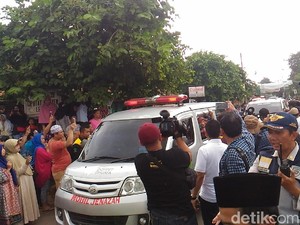 Jenazah Korban Bus Tanjakan Emen Tiba di Masjid Nurul Iman Ciputat