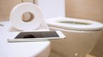 10 Hal yang Bisa Terjadi Jika Ponsel Dibawa ke Toilet