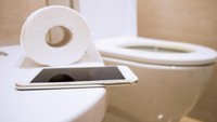 Sebuah laporan dari Sydney Water pernah mengungkap benda-benda aneh yang terjebak di penampungan tinja. Ponsel termasuk di antaranya, yang kemungkinan tanpa sengaja jatuh ke jamban dan ter-flush bersama tinja. Foto: Thinkstock 