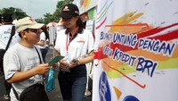 Seorang petugas juga menunjukan dan menawarkan kartu Brizzi edisi Asian Games di Ruas Jalan Boulevard, Summarecon Bekasi (11/2/2018). Foto: dok. BRI