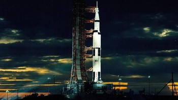 nilah Apollo 17 menjelang peluncurannya ke Bulan pada 7 Desember 1972 sebagai misi terakhir program Apollo dari NASA untuk mendaratkan manusia di Bulan. Foto: NASA