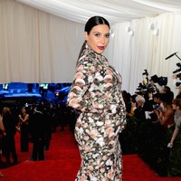 Jagat maya langsung bereaksi. Internet langsung ramai oleh foto-foto yang menyandingkan gaun Kim Kardashian dengan sofa dan gorden bermotif sama. Foto: Dok. Getty Images