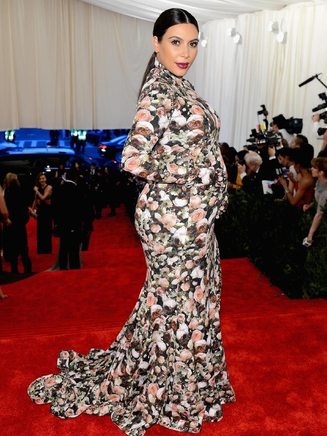 Jagat maya langsung bereaksi. Internet langsung ramai oleh foto-foto yang menyandingkan gaun Kim Kardashian dengan sofa dan gorden bermotif sama. Foto: Dok. Getty Images