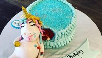 Waduh! Kue red velvet yang diselimuti krim warna cyan ini udah dicicip duluan sama si unicorn. Foto: Istimewa