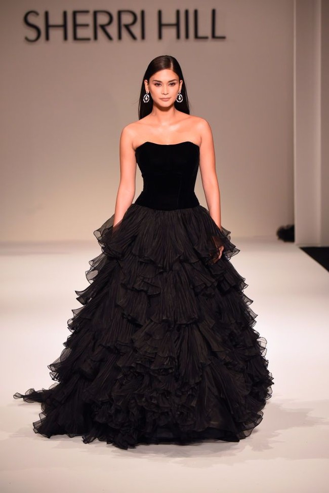 Miss Universe 2015 Pia Wurtzbach mencuri perhatian di fashion show Sherri Hill, New York Fashion Week, dalam balutan gaun strapless beraksen ruffle yang dramatis. Foto: Getty Images