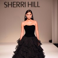 Miss Universe 2015 Pia Wurtzbach mencuri perhatian di fashion show Sherri Hill, New York Fashion Week, dalam balutan gaun strapless beraksen ruffle yang dramatis. Foto: Getty Images