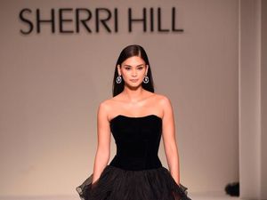 Foto: Aksi 2 Miss Universe yang Cantik Mempesona di New York Fashion Week