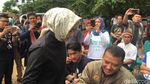 Potret Airin Tenangkan keluarga Korban Bus Maut Tanjakan Emen