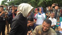 Foto: Pantauan detikcom, Airin dan rombongan tiba di RSUD Pamulang, Tangsel, Banten, pukul 09.40 WIB, Minggu (11/2/2018). Airin tampak mengenakan pakaian hitam. (Dyah Paramita Saraswati/detikcom)
