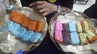 Wah, Kaesang mau bersaing sama penjual pisang epek dan pisang ijo? Ternyata bentuk pisangnya berupa nugget dengan topping kekinian. Ada starwberry, milo, cokelat, matcha hingga blueberry. Mau yang mana?Foto: Ibnu Munsin/detikcom