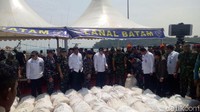 Foto: Panglima TNI Marsekal Hadi Tjahjanto hingga Ketua DPR RI Bambang Soesato meninjau kapal asing pengangkut 1 tin sabu. (Parastiti-detikcom)