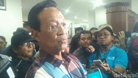 Sesampainya di RS Panti Rapih, Sultan langsung disambut Sekda DIY, Gatot Saptadi. Selain Gatot, juga tampak Uskup Agung Semarang, Rubyatmoko.  (Foto: Usman Hadi/detikcom)