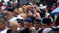 Warga menyemut di lokasi pemakaman.