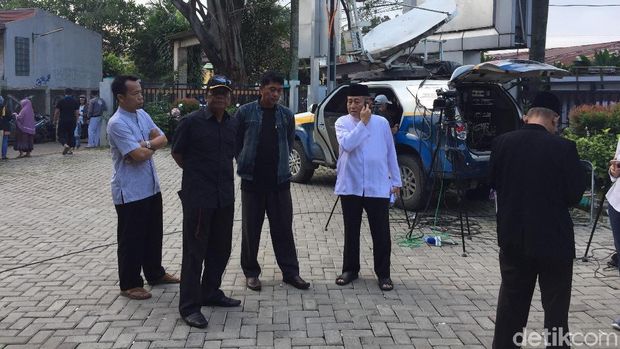 Warga saling berbincang satu sama lain.