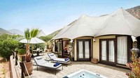 Kasbah Tamadot terletak di Pegunungan Atlas yang menakjubkan di dekat Marrakech di Maroko. Tempat kemping ini masing-masing tenda dilengkapi dengan kolam renang pribadi tempat Anda bisa mengagumi pemandangan pegunungan yang indah. Harga per malamnya yaitu US$D 972 atau sekitar Rp 13 juta. Hmmm ini beneran kemping? (Istimewa).