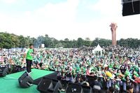 Romi menggoyang warga Bandung dengan menyanyi dan membetot bass bersama grup band SMA-nya, Bhinneka Svara IX Reunion / Foto: PPP