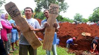 Papan nama untuk korban kecelakaan bus juga sudah disiapkan.