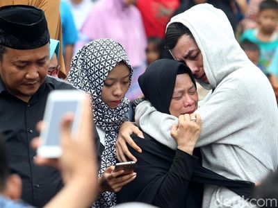 Isak Tangis Iringi Pemakaman Korban Kecelakaan Tanjakan Emen