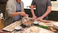 Foto yang satu ini memperlihatkan harmonisnya pasangan Mark dan Priscilla. Keduanya asyik membuat pangsit. Yummy! Foto: Instagram @zurk