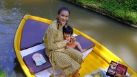 Salma memang selalu tampak menggemaskan. Lihat nih, wajahnya aja lucu saat sedang menikmati jeruk yang dipegang oleh ibunya. (Foto: Instagram Atiqah Hasiholan)