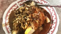 @cornelia_sie juga jajan kupat tahu kesukaannya di kawasan Taman Polis Indah. Tahu kuning lembut disiram kuah kacang yang kecokelatan agak kental. Sedap banget! Foto: Istimewa