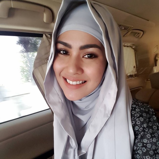 Selain hijab dari Medina Zein, Kartika Putri pun pernah memakai hijab dari April Jasmine. Hijab instan yang ia pakai ini berbentuk hoodie yang praktis dipakai sehari-hari. Foto: Instagram Kartika Putri