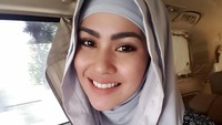 Kartika Putri belum membagikan foto terbarunya setelah mantap berhijab namun di Instagramnya, Kartika Putri sudah cukup sering memposting fotonya saat mengenakan penutup kepala. Foto: Instagram Kartika Putri