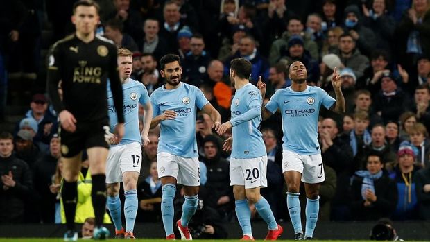 Pemain Manchester City berselebrasi setelah Raheem Sterling mencetak gol.