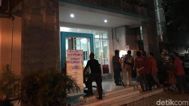Warga silih berganti mendatangi posko di Kantor Lurah Pisangan. 