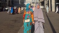 Kartika Putri berpose bersama Syahnaz Sadiqah, adik Raffi Ahmad. Foto: Instagram Kartika Putri