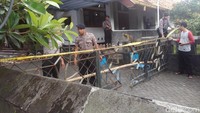Guna pemeriksaan lebih lanjut, wilayah steril diperluas. (Foto: Ristu Hanafi/detikcom)