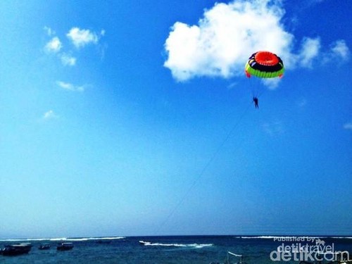 Paralayar di Tanjung Benoa