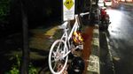 Foto: Bunga dan Replika Sepeda di Lokasi Tabrak Lari Produser RTV