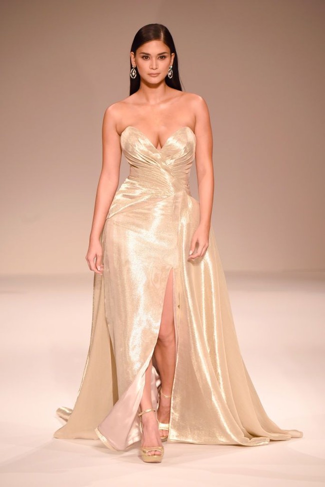 Pia Wurtzbach membawakan dua busana malam itu. Kali ini, ia tampil glamor nan seksi dalam balutan gaun silver metalik dengan heart-shaped neck line.  Foto: Getty Images